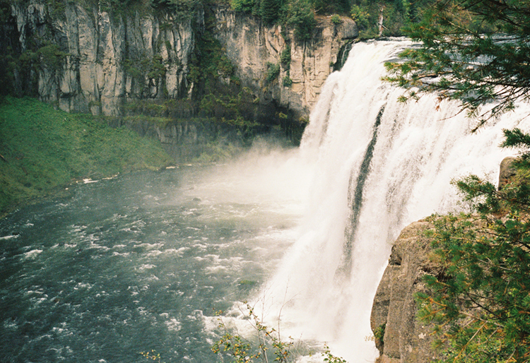 2021 film photo taken on a Pentax K1000 in Wyoming by graphic designer Abbi Roush.